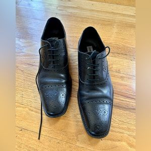 Size 9M Black Johnston & Murphy cap toe shoes
